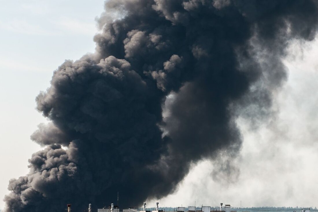 Großbrand bei Emco in Hallein am 1. Juli 2025 aufgrund eines technischen Defekts. Feuerwehren im Einsatz bis zum Morgen.