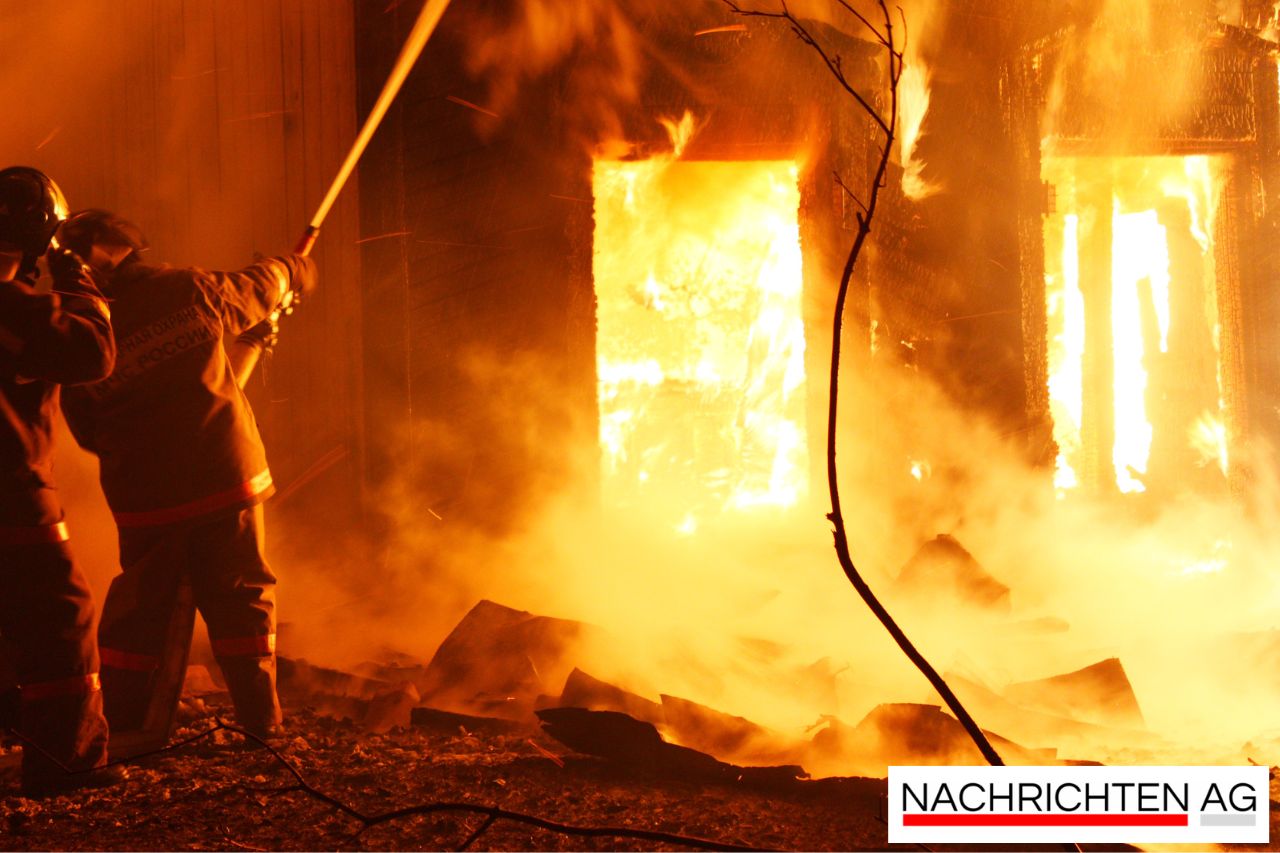 Großbrand in Klagenfurt: Nebengebäude lichterloh in Flammen!